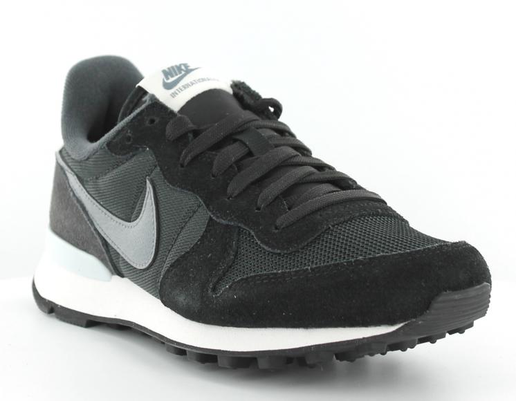 nike internationalist noir pas cher, Je veux trouver des chaussures de running Nike utilisés par les meilleurs pas cher ICI Nike gris noir